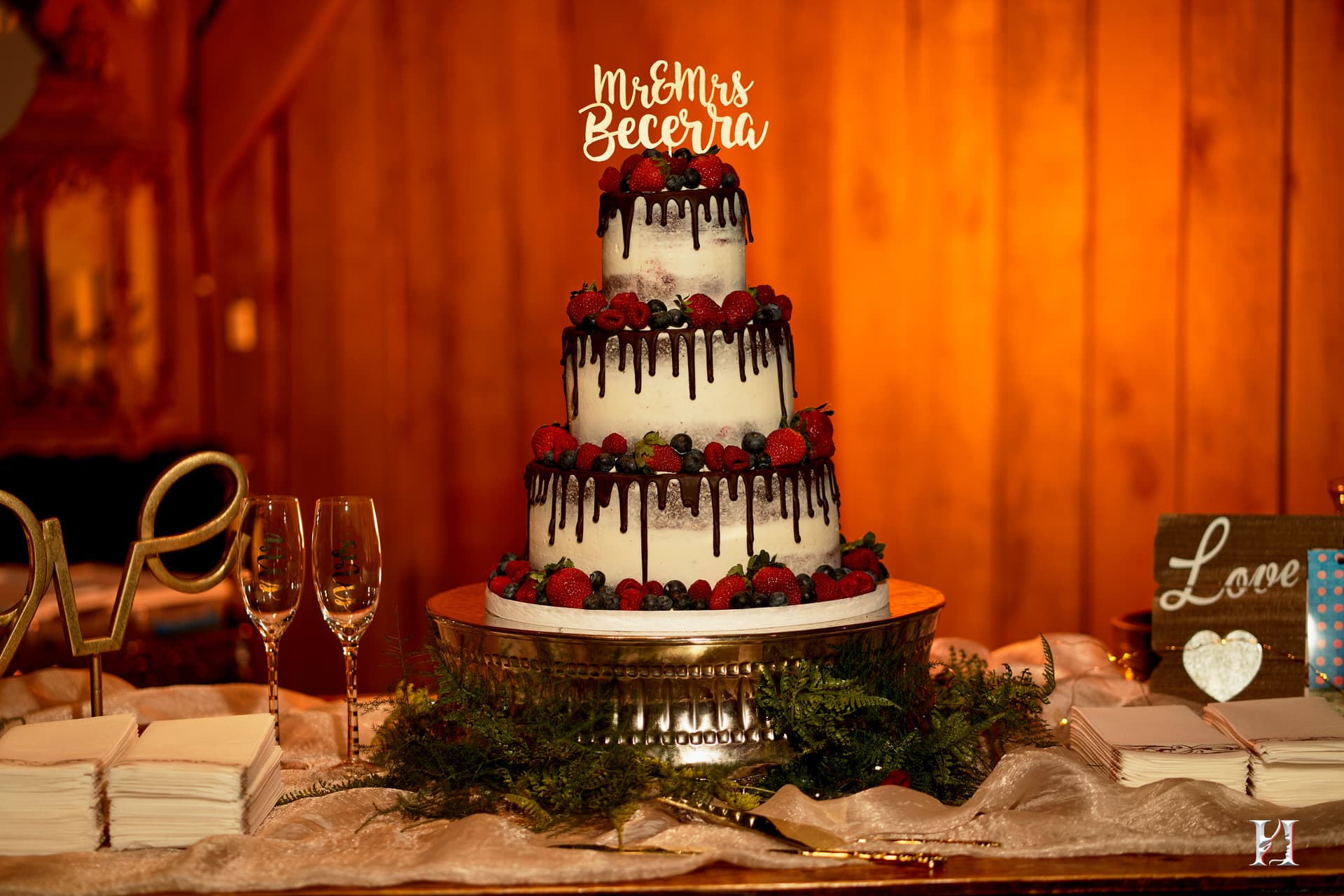 creative wedding photographer, wedding cake photo